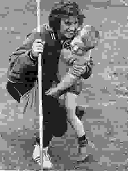 Greet Versterre-van Zelm met zoontje na het behalen van haar nationale titel in 1968 met 46.28 m.
